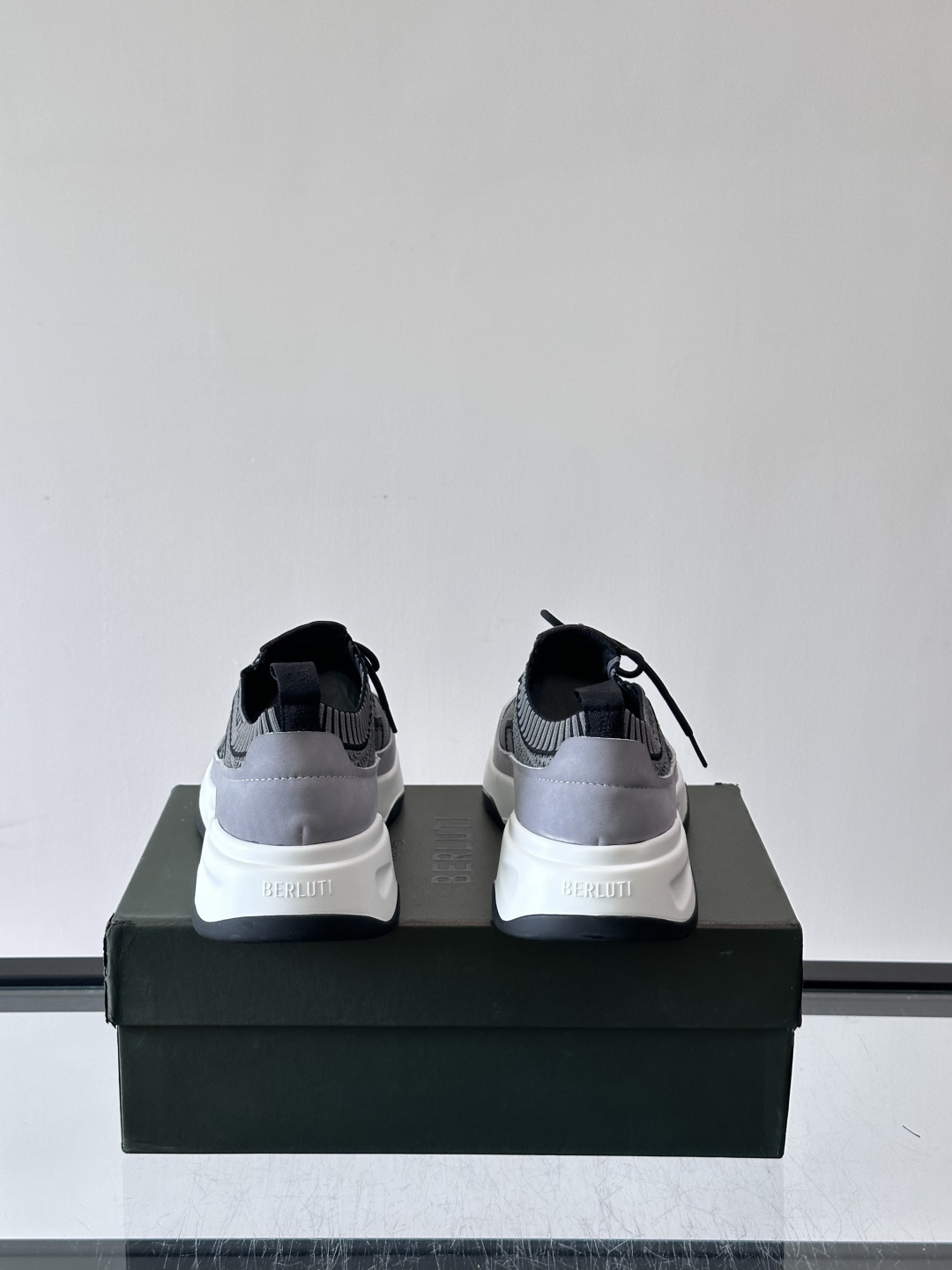 👟ERLUTI 1895运动鞋采用拼色针织鞋面，透气又舒适，适合日常或轻运动穿搭。白色EVA中底轻便缓震，长时间走路也不