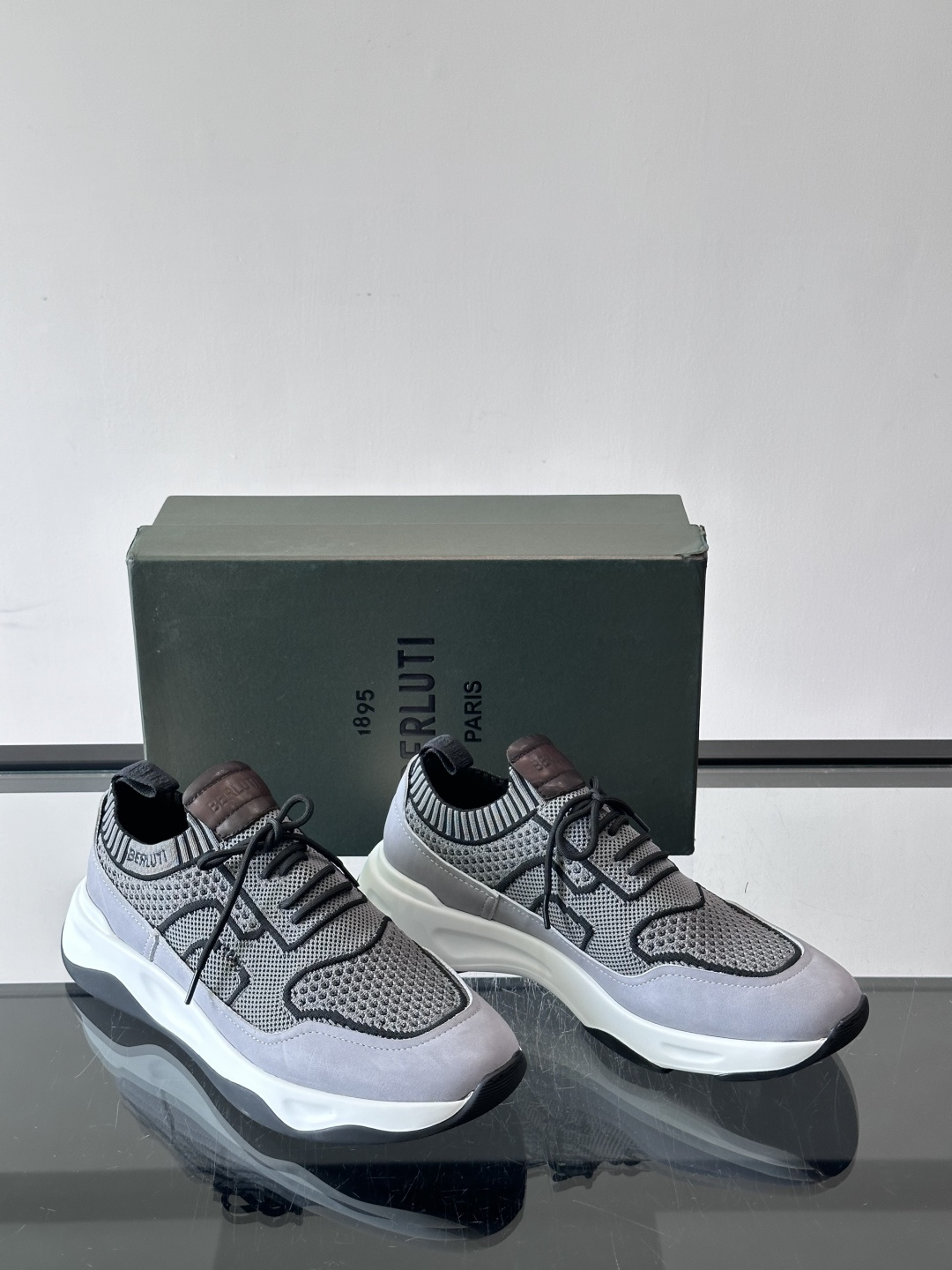 👟ERLUTI 1895运动鞋采用拼色针织鞋面，透气又舒适，适合日常或轻运动穿搭。白色EVA中底轻便缓震，长时间走路也不