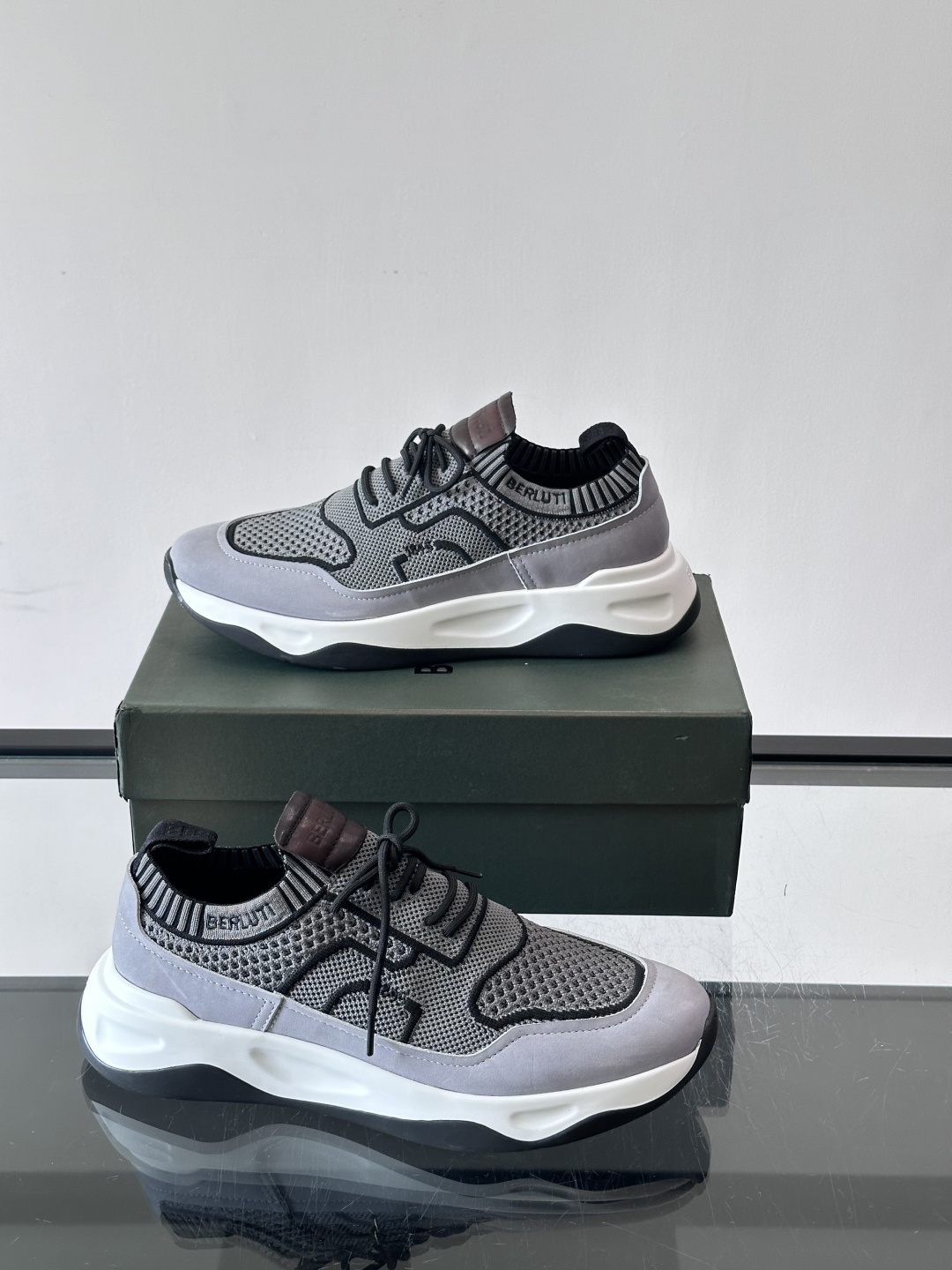 👟ERLUTI 1895运动鞋采用拼色针织鞋面，透气又舒适，适合日常或轻运动穿搭。白色EVA中底轻便缓震，长时间走路也不