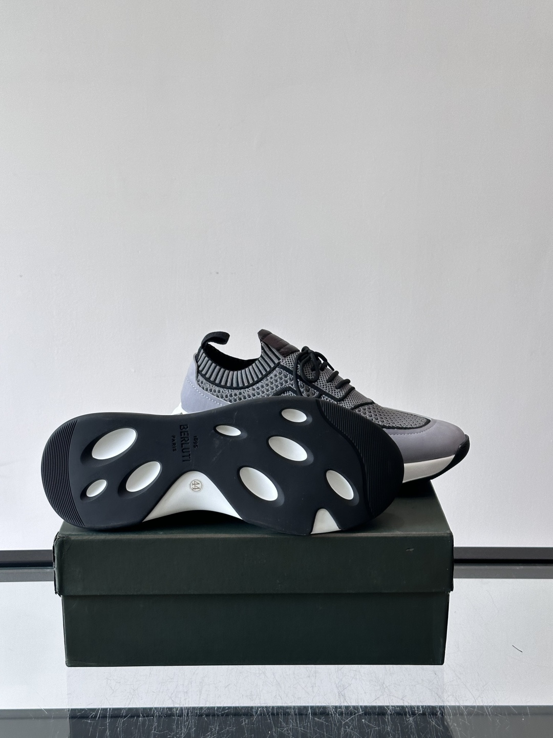 👟ERLUTI 1895运动鞋采用拼色针织鞋面，透气又舒适，适合日常或轻运动穿搭。白色EVA中底轻便缓震，长时间走路也不