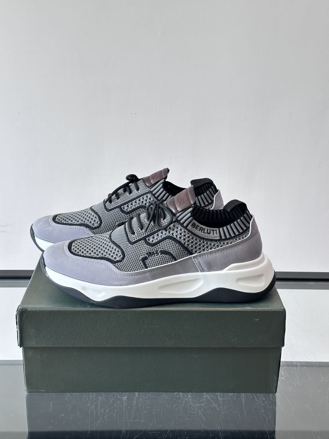 👟ERLUTI 1895运动鞋采用拼色针织鞋面，透气又舒适，适合日常或轻运动穿搭。白色EVA中底轻便缓震，长时间走路也不