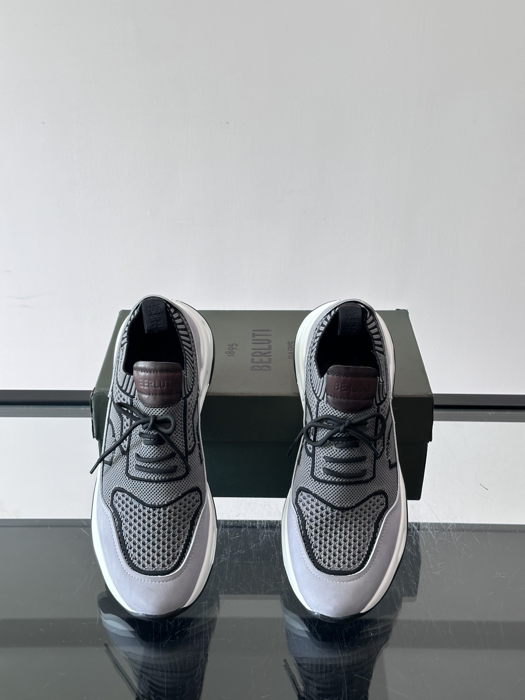 👟ERLUTI 1895运动鞋采用拼色针织鞋面，透气又舒适，适合日常或轻运动穿搭。白色EVA中底轻便缓震，长时间走路也不