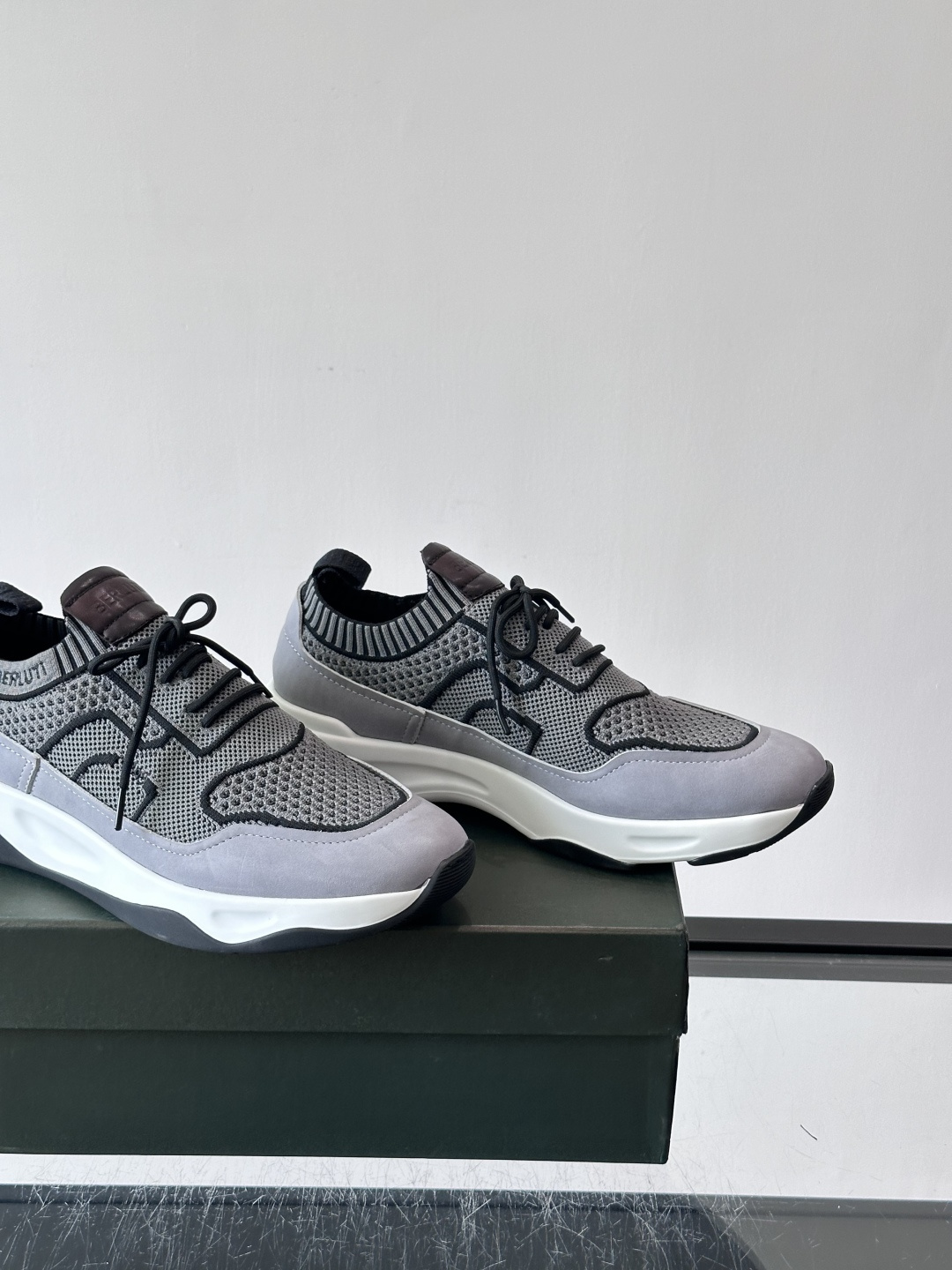 👟ERLUTI 1895运动鞋采用拼色针织鞋面，透气又舒适，适合日常或轻运动穿搭。白色EVA中底轻便缓震，长时间走路也不