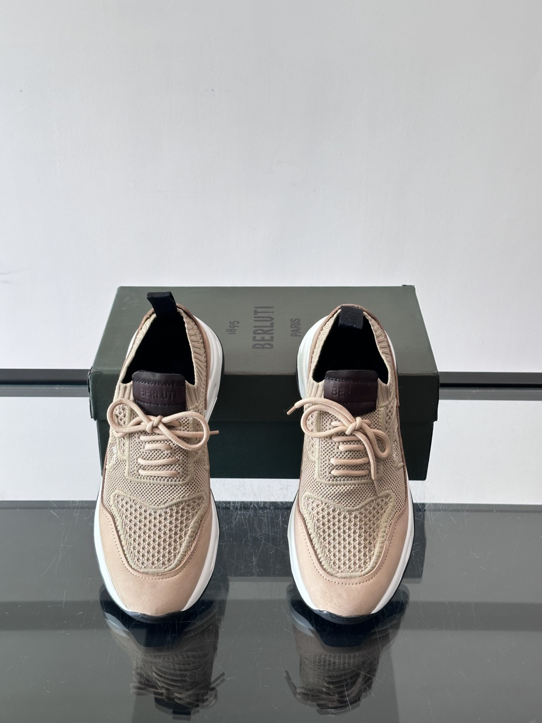 👟ERLUTI 1895运动鞋采用拼色针织鞋面，透气又舒适，适合日常或轻运动穿搭。白色EVA中底轻便缓震，长时间走路也不