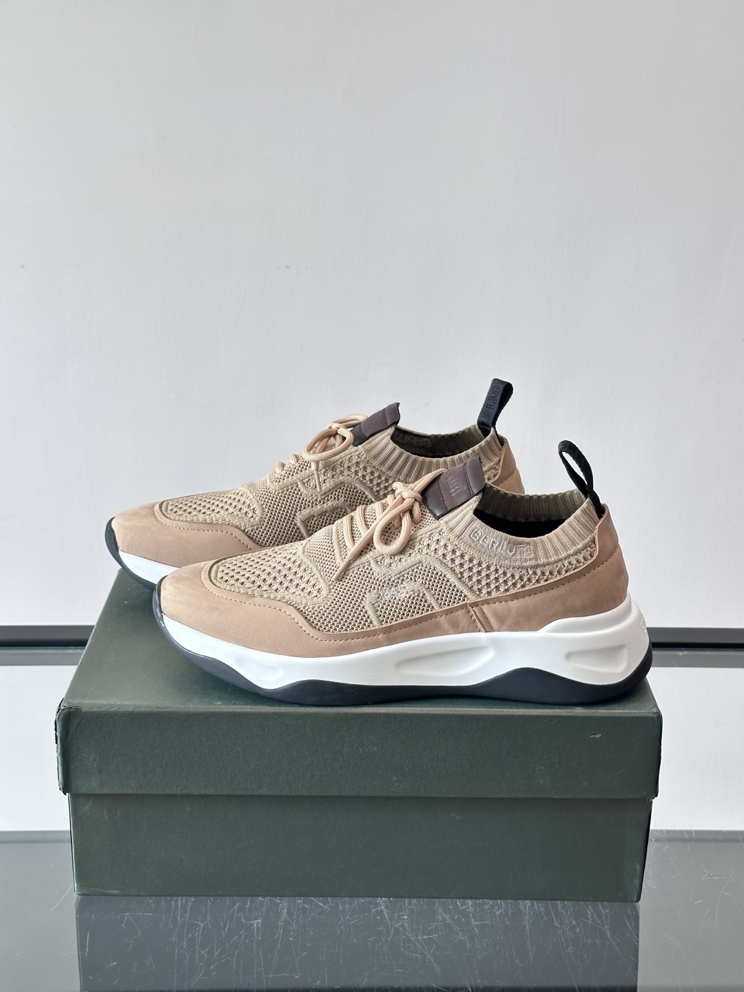 👟ERLUTI 1895运动鞋采用拼色针织鞋面，透气又舒适，适合日常或轻运动穿搭。白色EVA中底轻便缓震，长时间走路也不