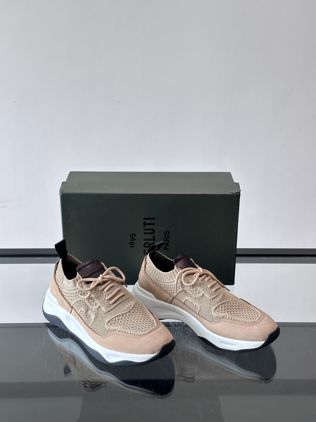 👟ERLUTI 1895运动鞋采用拼色针织鞋面，透气又舒适，适合日常或轻运动穿搭。白色EVA中底轻便缓震，长时间走路也不
