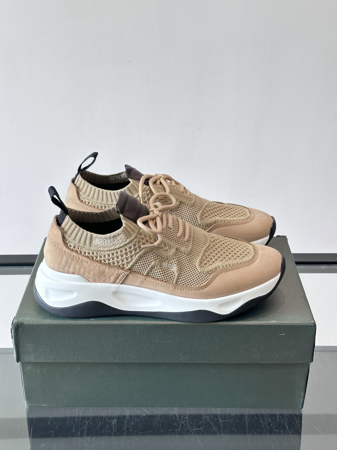 👟ERLUTI 1895运动鞋采用拼色针织鞋面,透气又舒适,适合日常或轻运动穿搭。白色EVA中底轻便缓震,长时间走路也不 👟ERLUTI 1895运动鞋采用拼色针织鞋面,透气又舒适,适合日常或轻运动穿搭。白色EVA中底轻便缓震,长时间走路也不
