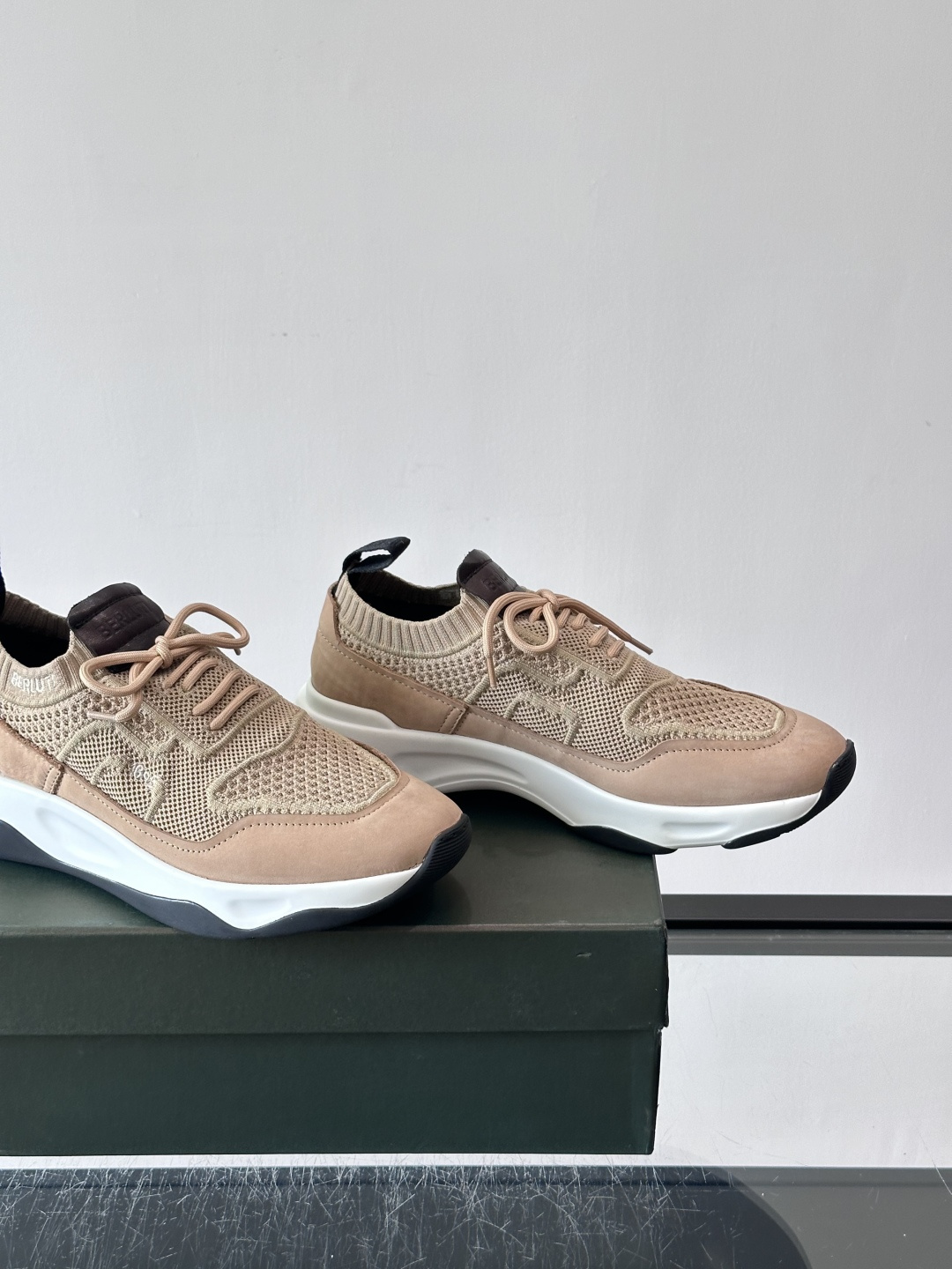 👟ERLUTI 1895运动鞋采用拼色针织鞋面，透气又舒适，适合日常或轻运动穿搭。白色EVA中底轻便缓震，长时间走路也不