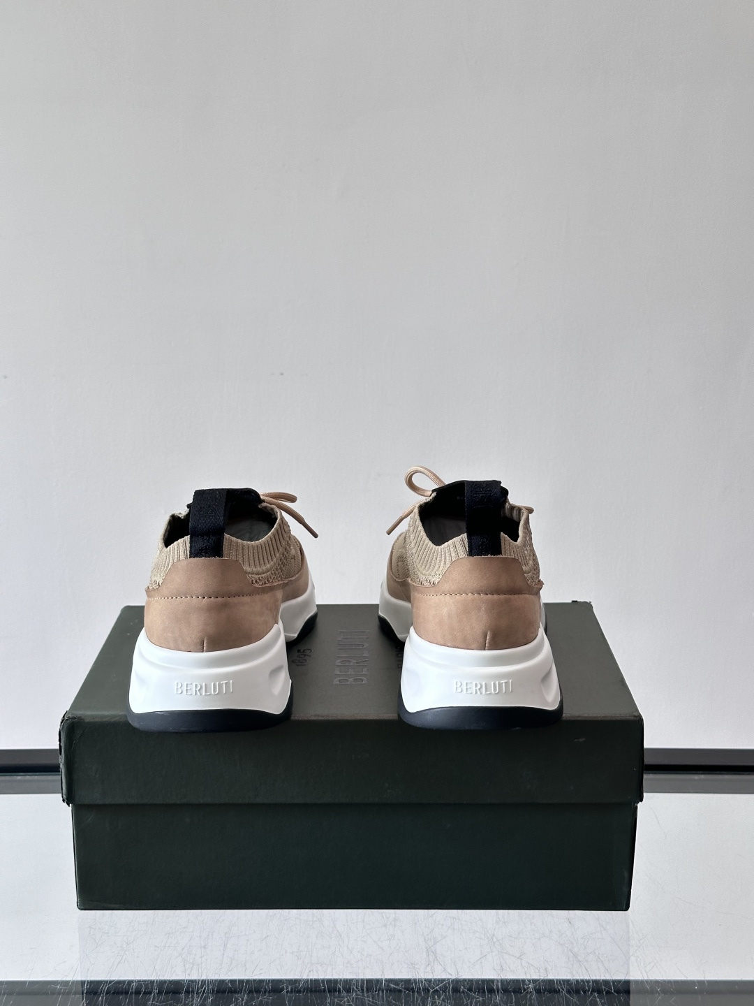 👟ERLUTI 1895运动鞋采用拼色针织鞋面，透气又舒适，适合日常或轻运动穿搭。白色EVA中底轻便缓震，长时间走路也不