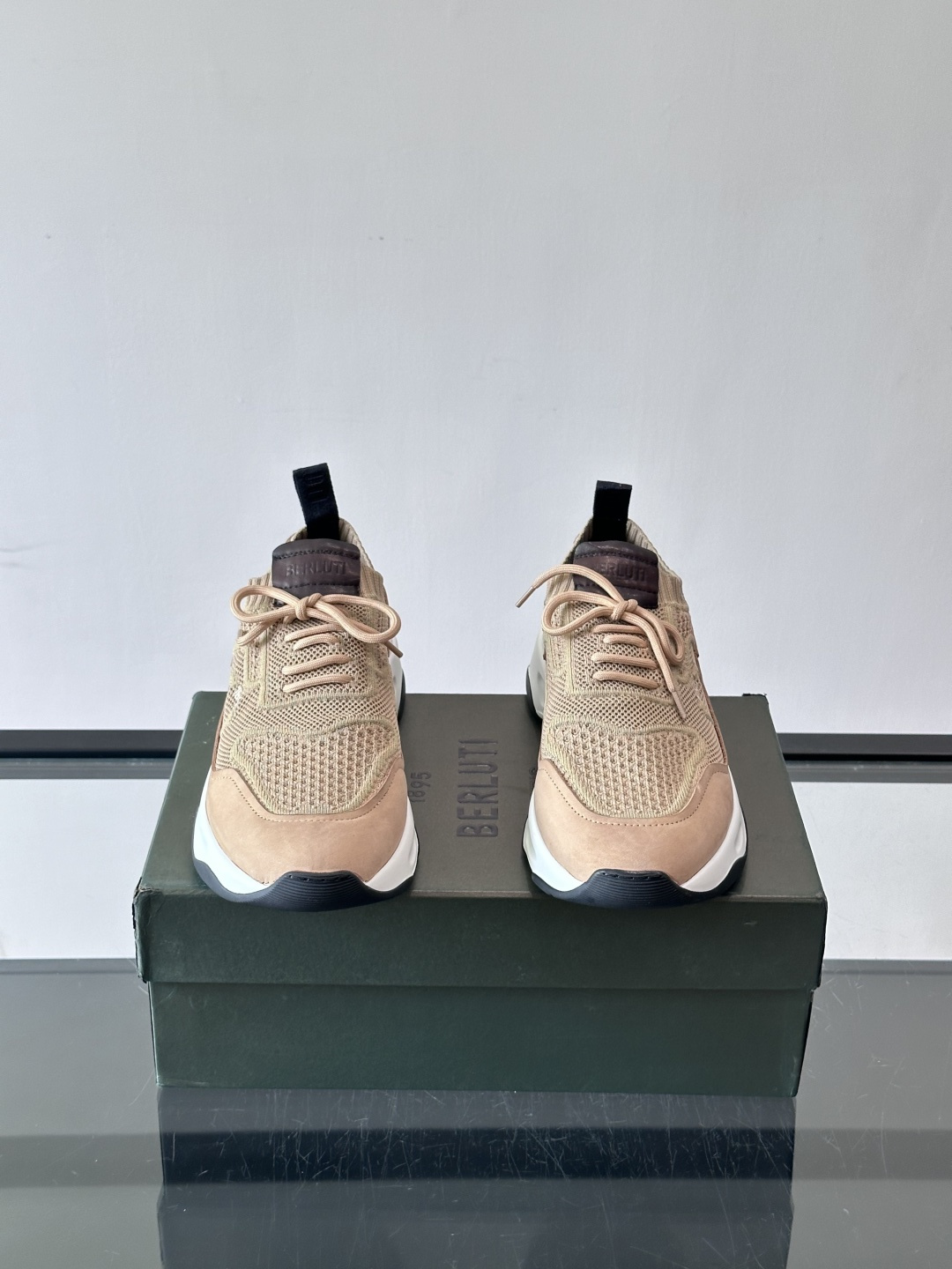 👟ERLUTI 1895运动鞋采用拼色针织鞋面，透气又舒适，适合日常或轻运动穿搭。白色EVA中底轻便缓震，长时间走路也不