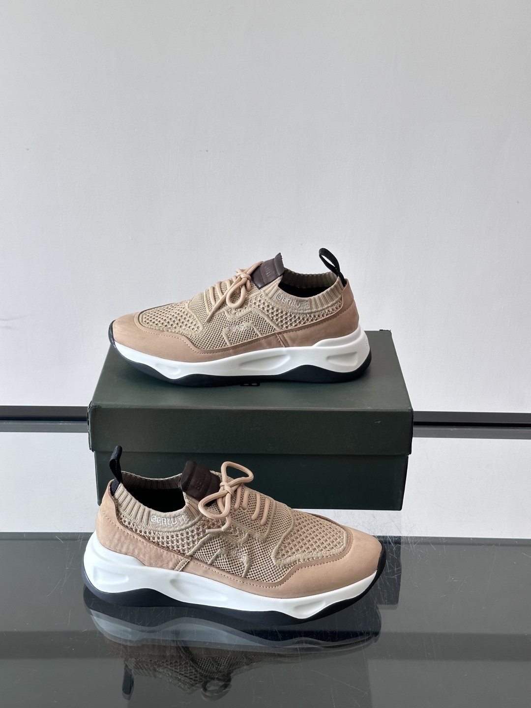 👟ERLUTI 1895运动鞋采用拼色针织鞋面，透气又舒适，适合日常或轻运动穿搭。白色EVA中底轻便缓震，长时间走路也不