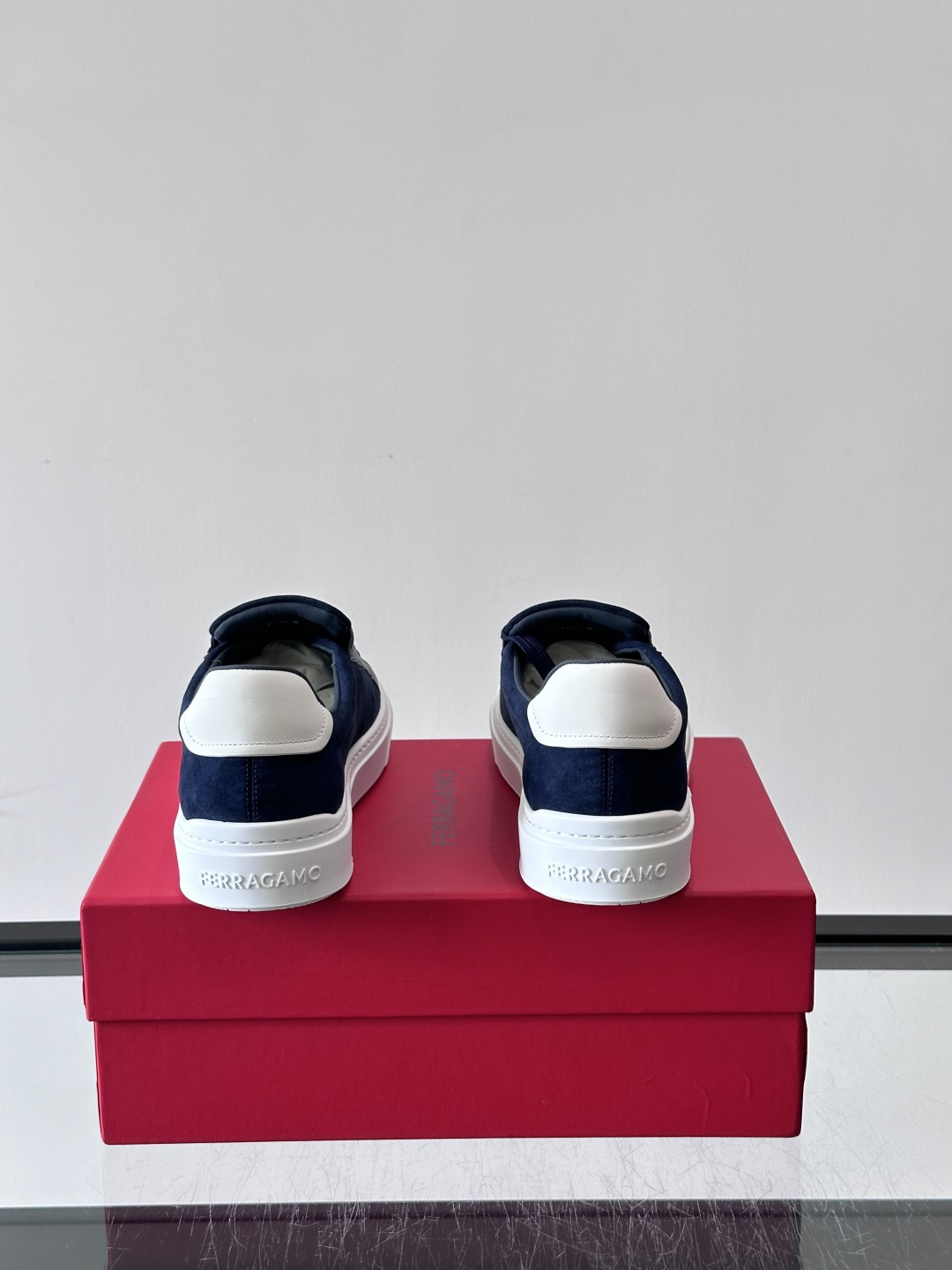 👟Ferragamo男士厚底板鞋，选用优质牛皮，荔枝纹理细腻，质感满分✨。厚底设计增高约5.5cm。鞋面简约流畅，百搭、