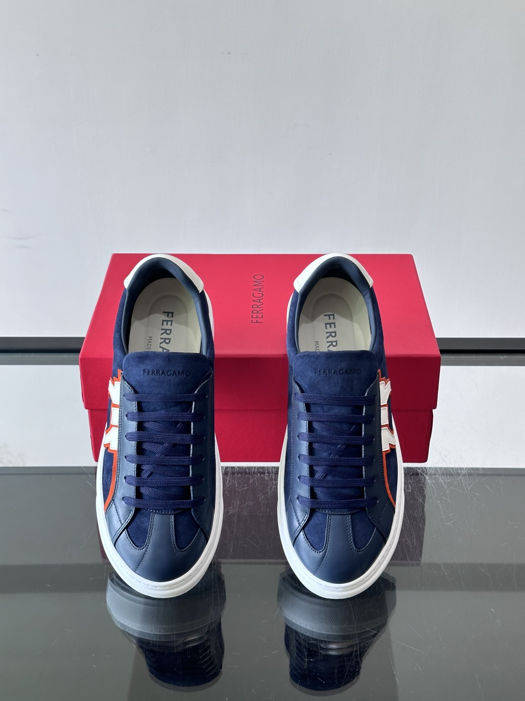 👟Ferragamo男士厚底板鞋，选用优质牛皮，荔枝纹理细腻，质感满分✨。厚底设计增高约5.5cm。鞋面简约流畅，百搭、