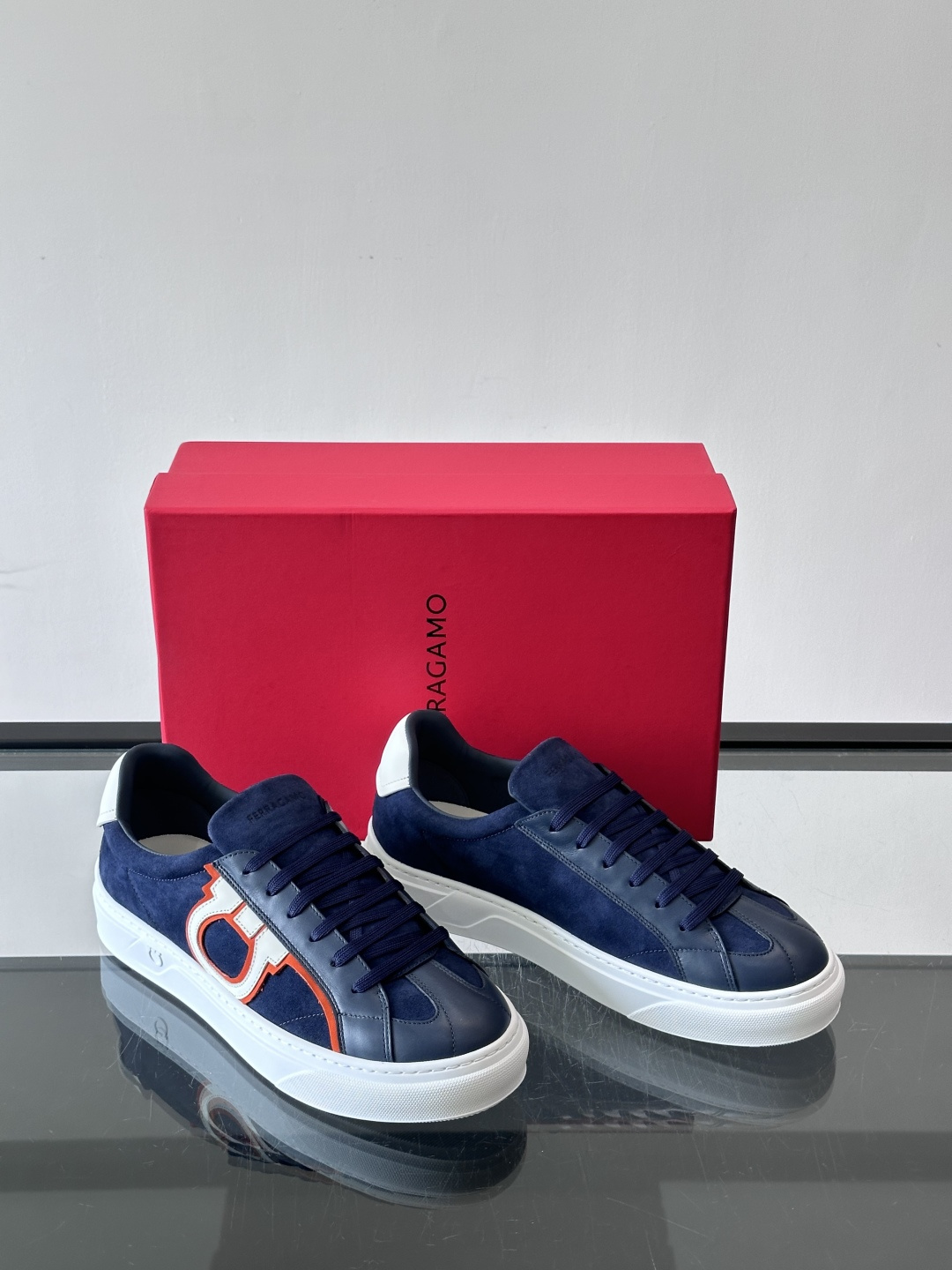 👟Ferragamo男士厚底板鞋，选用优质牛皮，荔枝纹理细腻，质感满分✨。厚底设计增高约5.5cm。鞋面简约流畅，百搭、