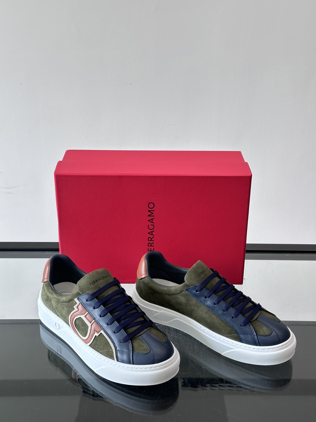 👟Ferragamo男士厚底板鞋，选用优质牛皮，荔枝纹理细腻，质感满分✨。厚底设计增高约5.5cm。鞋面简约流畅，百搭、
