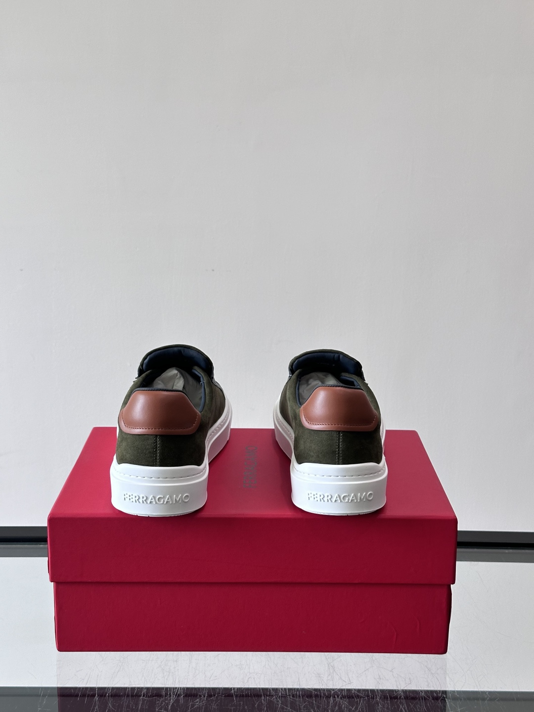 👟Ferragamo男士厚底板鞋，选用优质牛皮，荔枝纹理细腻，质感满分✨。厚底设计增高约5.5cm。鞋面简约流畅，百搭、