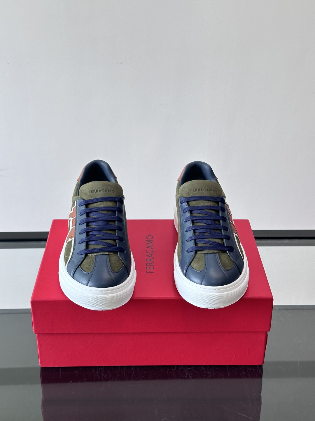 👟Ferragamo男士厚底板鞋，选用优质牛皮，荔枝纹理细腻，质感满分✨。厚底设计增高约5.5cm。鞋面简约流畅，百搭、