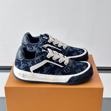 LV Tilted饼干鞋 👟LV Tilted饼干鞋是路易威登SS26春夏系列新品,采用绒面牛皮革,复古又时髦✨ LV Tilted饼干鞋 👟LV Tilted饼干鞋是路易威登SS26春夏系列新品,采用绒面牛皮革,复古又时髦✨