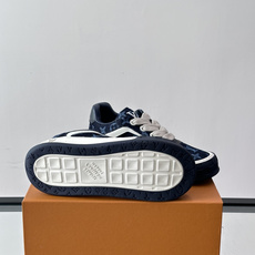 LV Tilted饼干鞋 👟LV Tilted饼干鞋是路易威登SS26春夏系列新品,采用绒面牛皮革,复古又时髦✨ LV Tilted饼干鞋 👟LV Tilted饼干鞋是路易威登SS26春夏系列新品,采用绒面牛皮革,复古又时髦✨