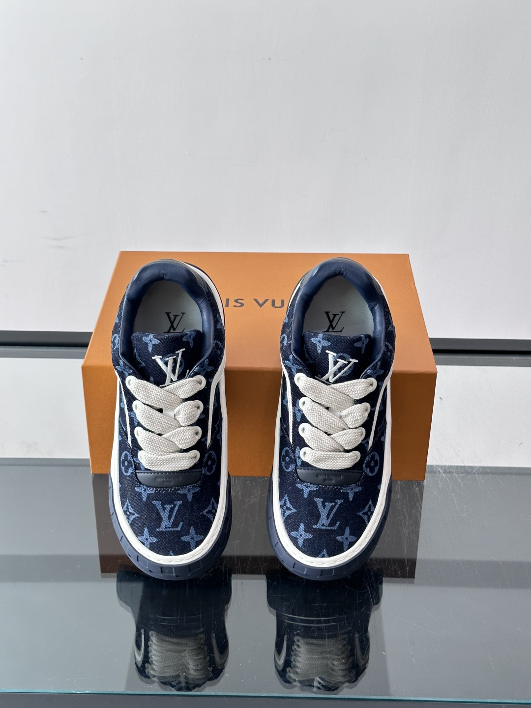 LV Tilted饼干鞋 👟LV Tilted饼干鞋是路易威登SS26春夏系列新品,采用绒面牛皮革,复古又时髦✨ LV Tilted饼干鞋 👟LV Tilted饼干鞋是路易威登SS26春夏系列新品,采用绒面牛皮革,复古又时髦✨