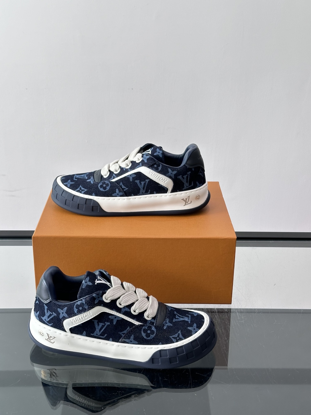 LV Tilted饼干鞋 👟LV Tilted饼干鞋是路易威登SS26春夏系列新品,采用绒面牛皮革,复古又时髦✨ LV Tilted饼干鞋 👟LV Tilted饼干鞋是路易威登SS26春夏系列新品,采用绒面牛皮革,复古又时髦✨