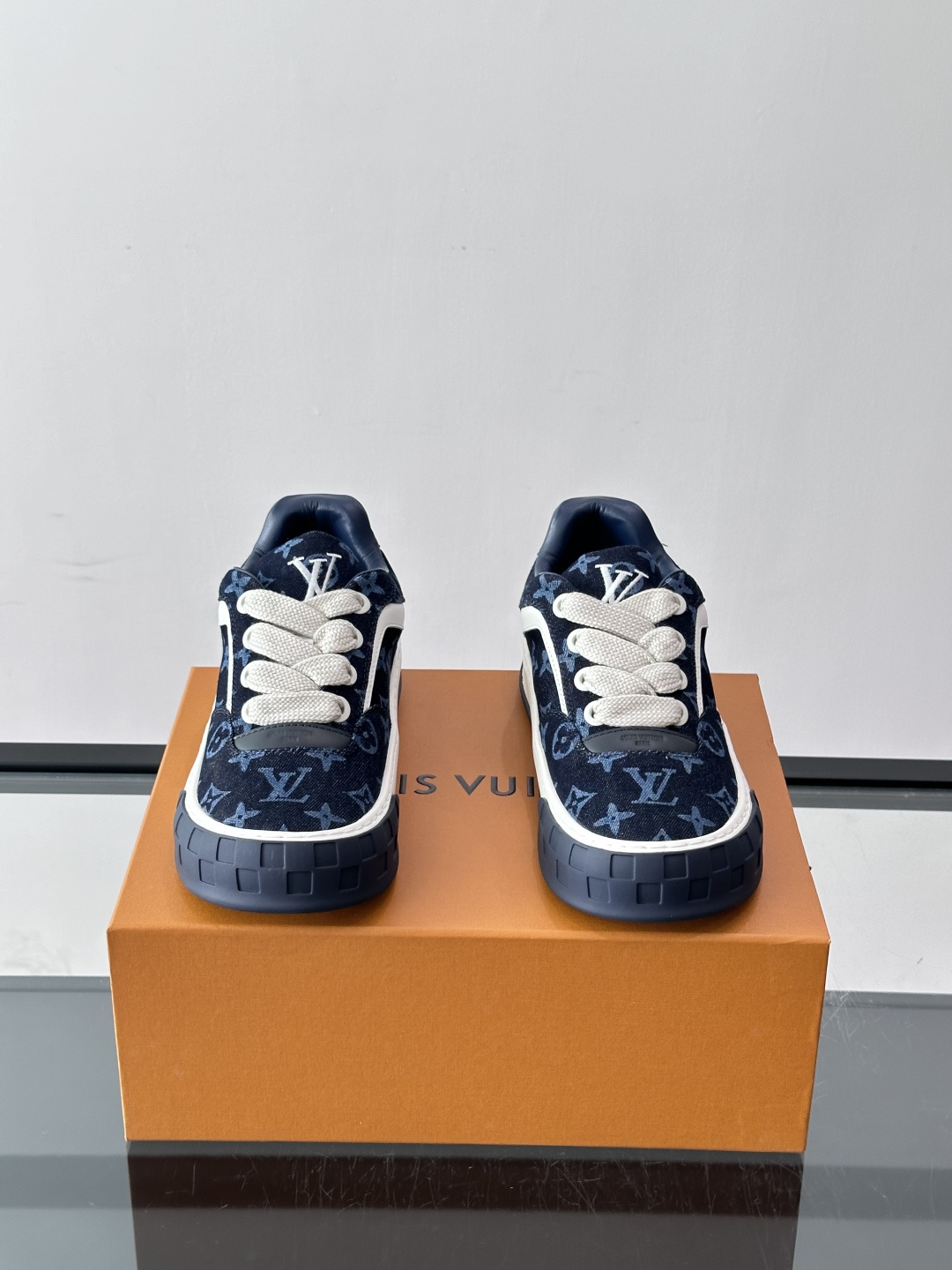 LV Tilted饼干鞋 👟LV Tilted饼干鞋是路易威登SS26春夏系列新品,采用绒面牛皮革,复古又时髦✨ LV Tilted饼干鞋 👟LV Tilted饼干鞋是路易威登SS26春夏系列新品,采用绒面牛皮革,复古又时髦✨