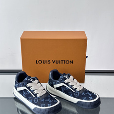 LV Tilted饼干鞋 👟LV Tilted饼干鞋是路易威登SS26春夏系列新品,采用绒面牛皮革,复古又时髦✨ LV Tilted饼干鞋 👟LV Tilted饼干鞋是路易威登SS26春夏系列新品,采用绒面牛皮革,复古又时髦✨