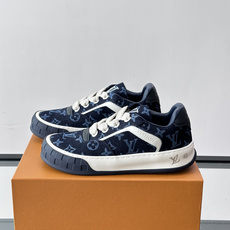 LV Tilted饼干鞋 👟LV Tilted饼干鞋是路易威登SS26春夏系列新品,采用绒面牛皮革,复古又时髦✨ LV Tilted饼干鞋 👟LV Tilted饼干鞋是路易威登SS26春夏系列新品,采用绒面牛皮革,复古又时髦✨