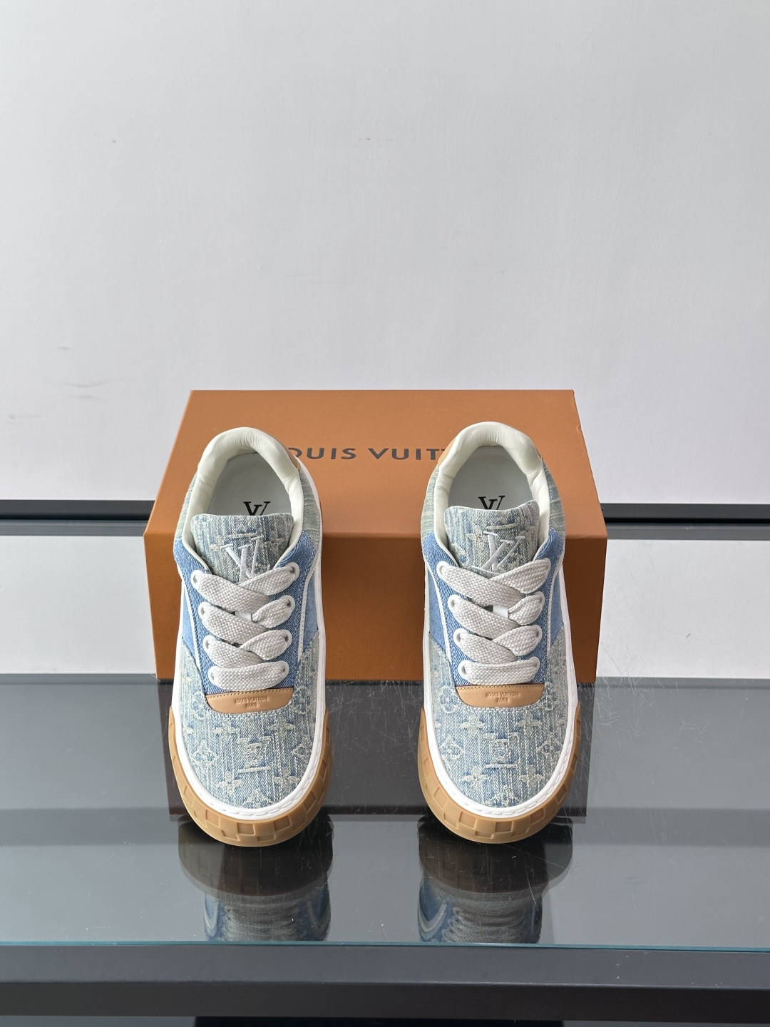 ​​LV Tilted饼干鞋​​ 👟LV Tilted饼干鞋是路易威登SS26春夏系列新品，采用绒面牛皮革，复古又时髦✨