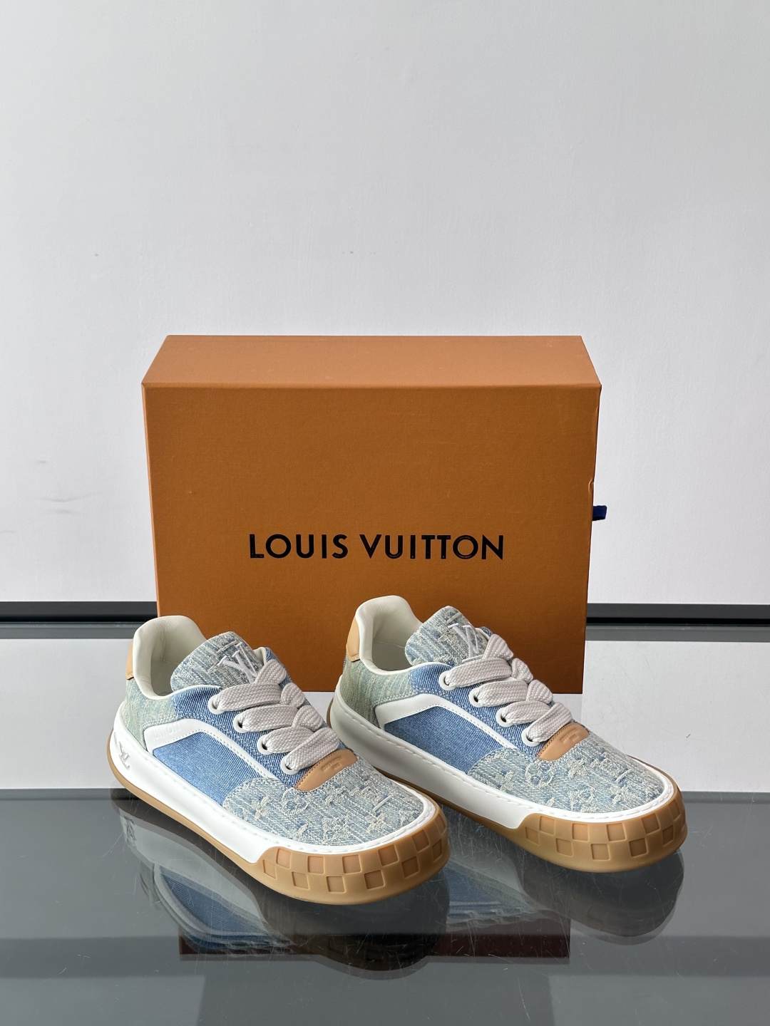 ​​LV Tilted饼干鞋​​ 👟LV Tilted饼干鞋是路易威登SS26春夏系列新品，采用绒面牛皮革，复古又时髦✨