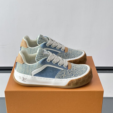 LV Tilted饼干鞋 👟LV Tilted饼干鞋是路易威登SS26春夏系列新品,采用绒面牛皮革,复古又时髦✨ LV Tilted饼干鞋 👟LV Tilted饼干鞋是路易威登SS26春夏系列新品,采用绒面牛皮革,复古又时髦✨