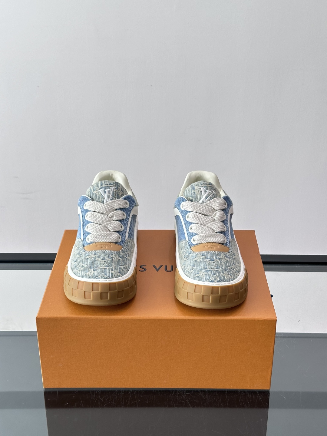​​LV Tilted饼干鞋​​ 👟LV Tilted饼干鞋是路易威登SS26春夏系列新品，采用绒面牛皮革，复古又时髦✨