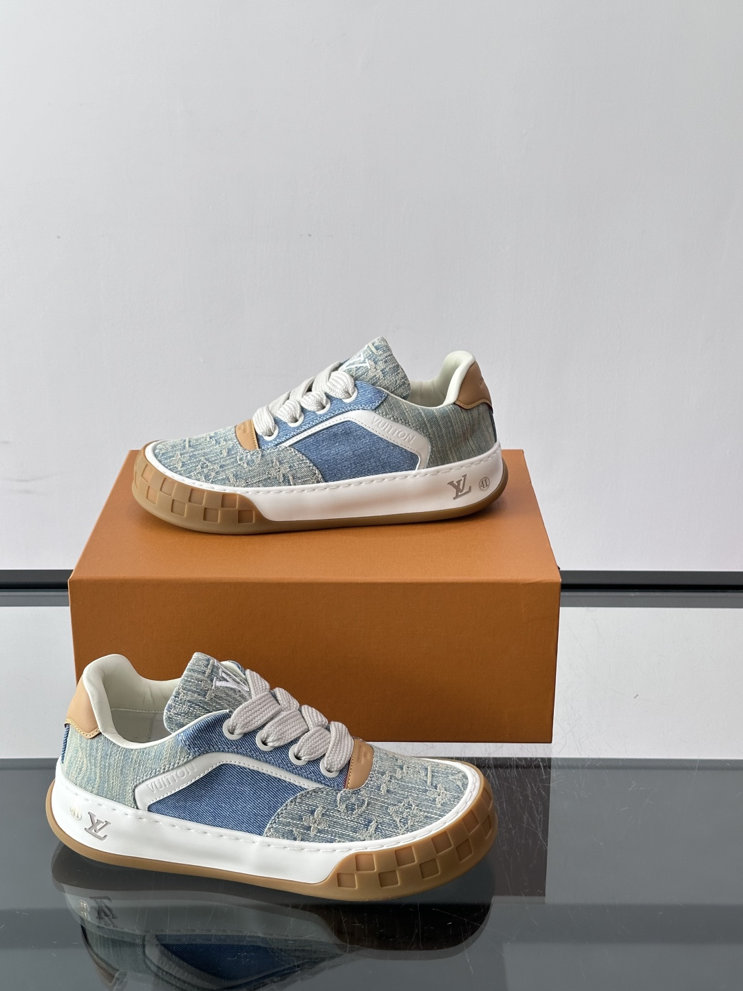 ​​LV Tilted饼干鞋​​ 👟LV Tilted饼干鞋是路易威登SS26春夏系列新品，采用绒面牛皮革，复古又时髦✨