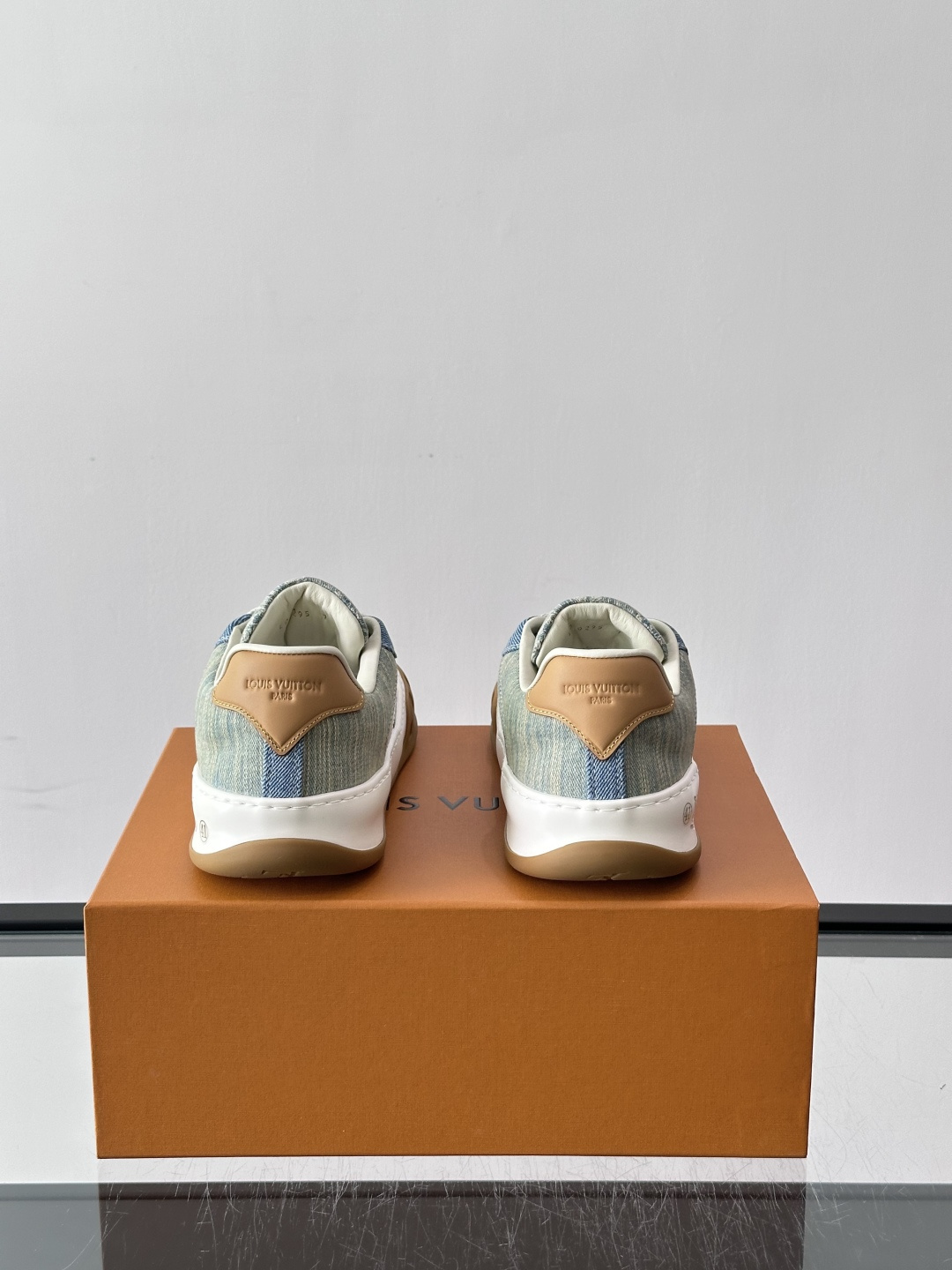 ​​LV Tilted饼干鞋​​ 👟LV Tilted饼干鞋是路易威登SS26春夏系列新品，采用绒面牛皮革，复古又时髦✨
