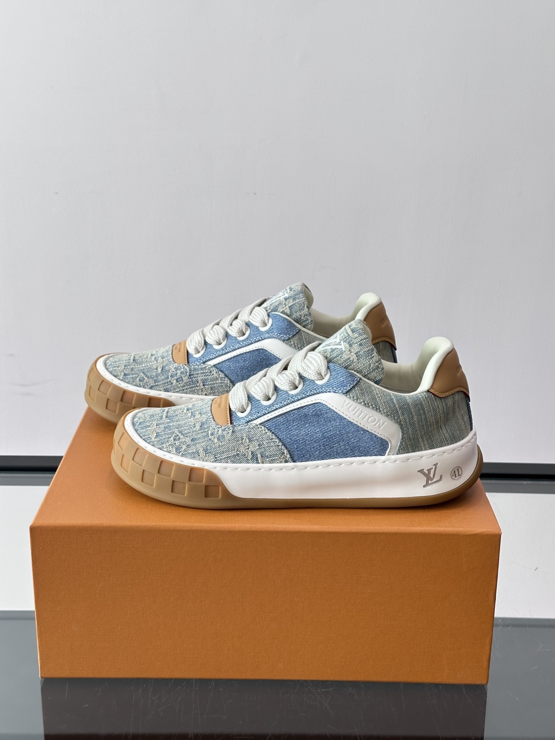 ​​LV Tilted饼干鞋​​ 👟LV Tilted饼干鞋是路易威登SS26春夏系列新品，采用绒面牛皮革，复古又时髦✨