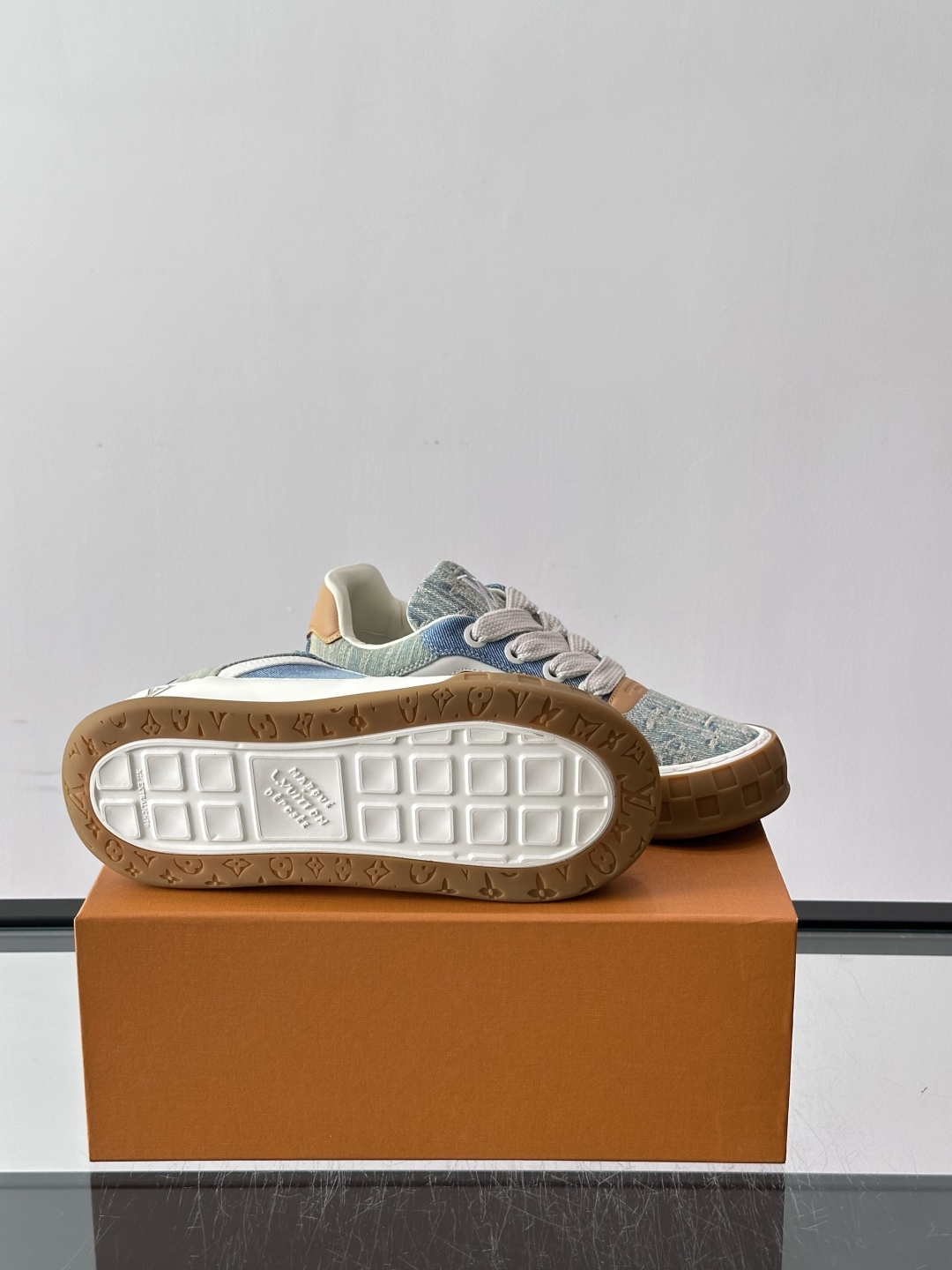 ​​LV Tilted饼干鞋​​ 👟LV Tilted饼干鞋是路易威登SS26春夏系列新品，采用绒面牛皮革，复古又时髦✨