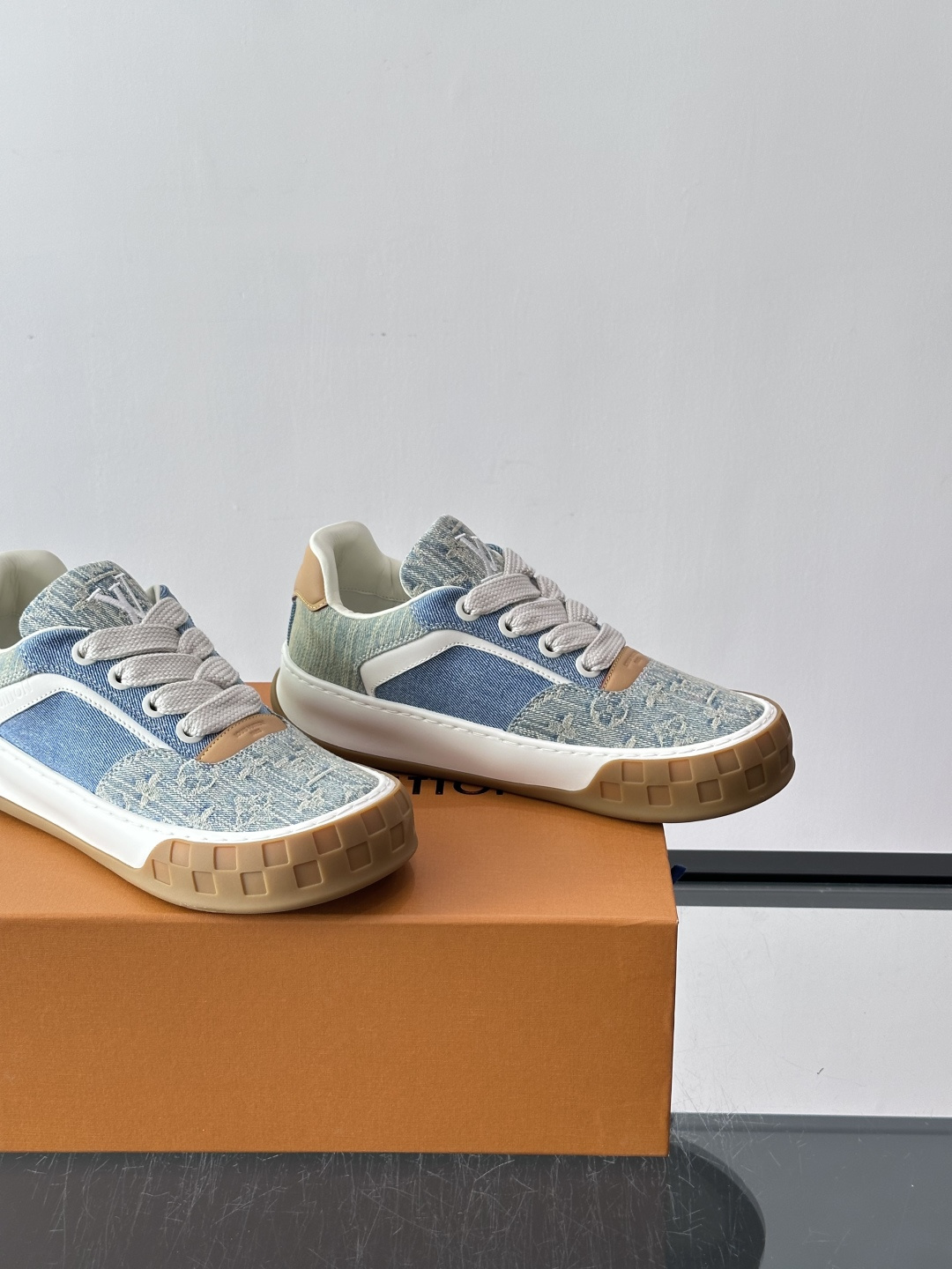 ​​LV Tilted饼干鞋​​ 👟LV Tilted饼干鞋是路易威登SS26春夏系列新品，采用绒面牛皮革，复古又时髦✨