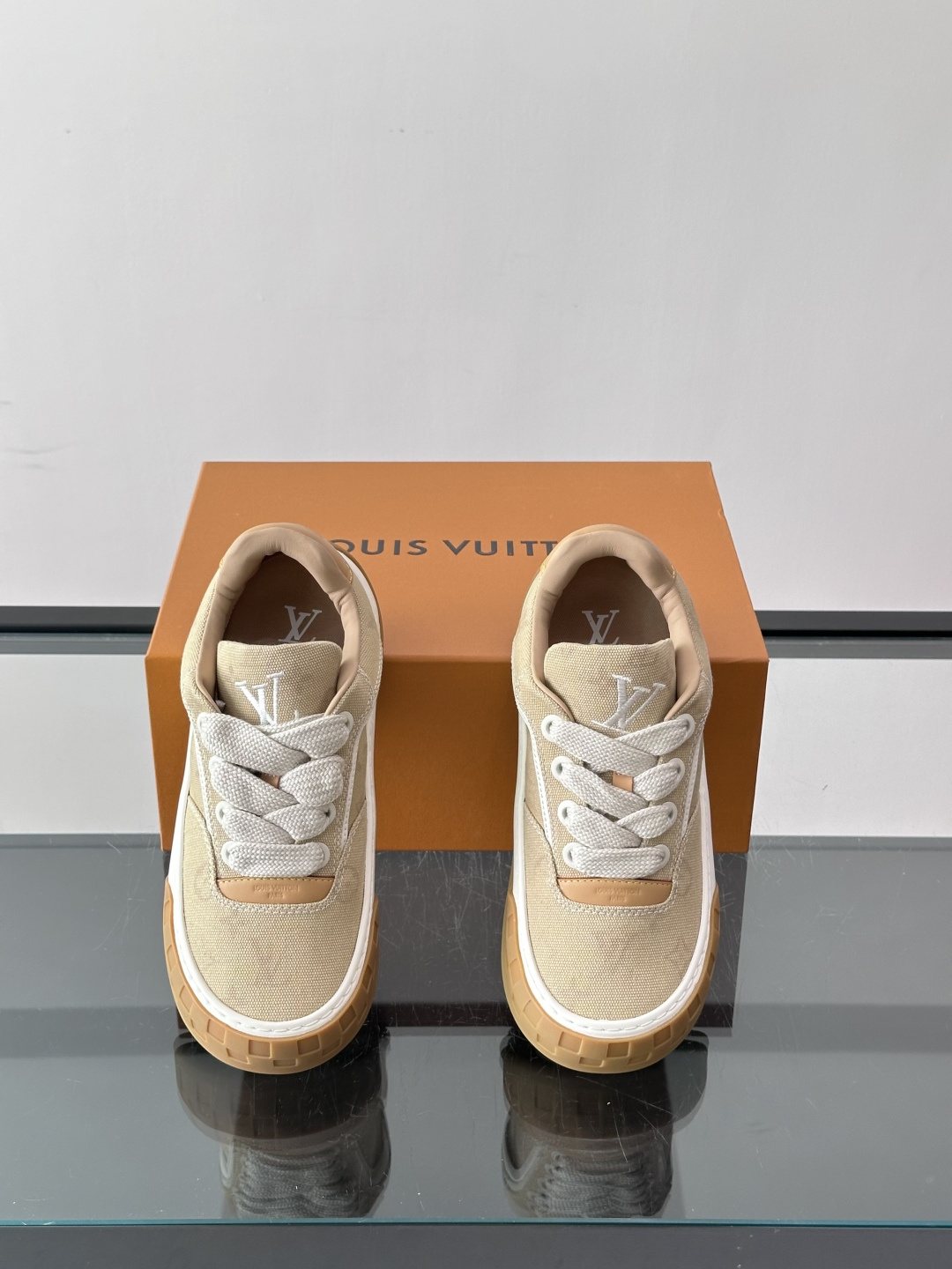 LV Tilted饼干鞋 👟LV Tilted饼干鞋是路易威登SS26春夏系列新品,采用绒面牛皮革,复古又时髦✨ LV Tilted饼干鞋 👟LV Tilted饼干鞋是路易威登SS26春夏系列新品,采用绒面牛皮革,复古又时髦✨