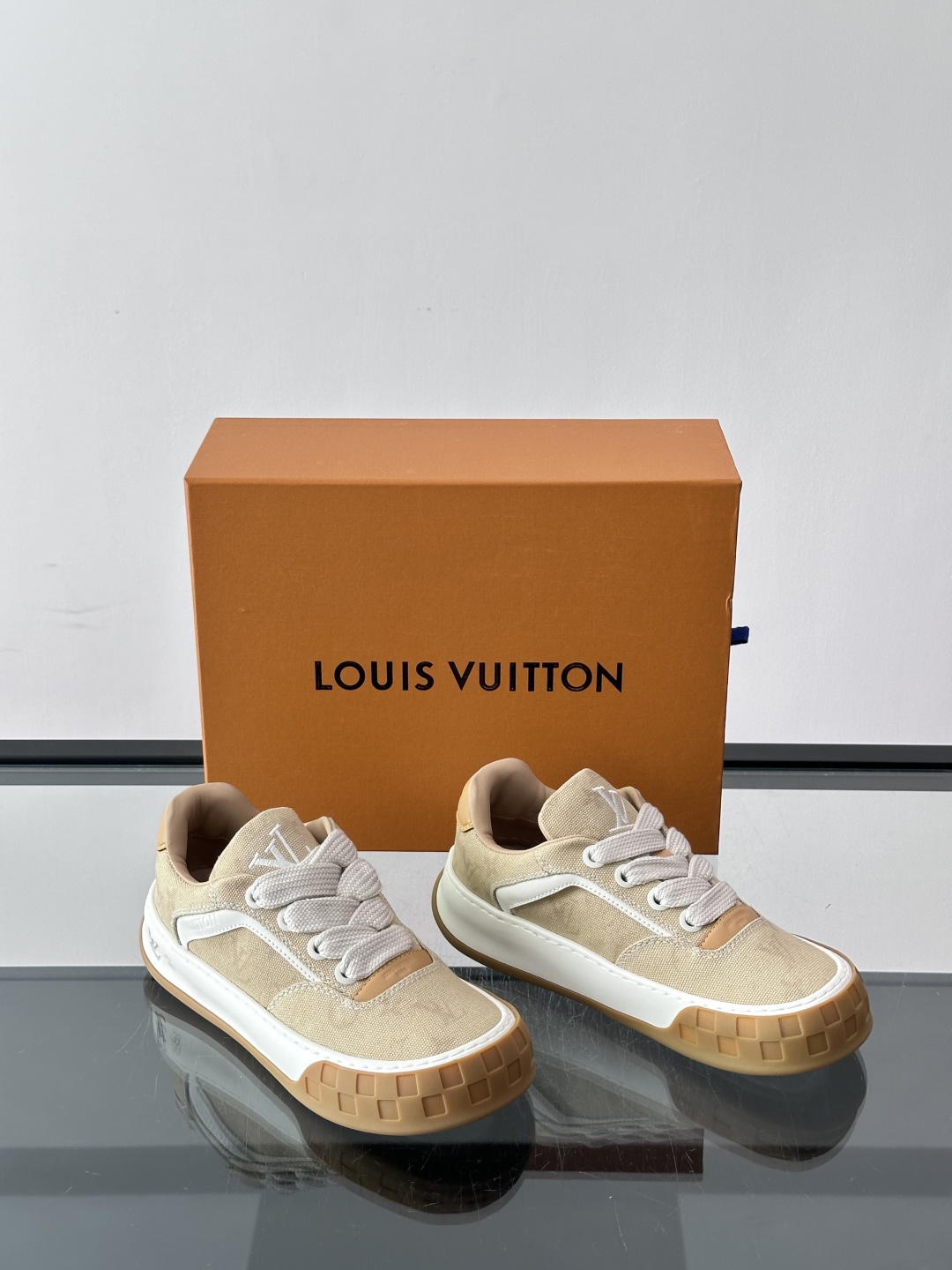 LV Tilted饼干鞋 👟LV Tilted饼干鞋是路易威登SS26春夏系列新品,采用绒面牛皮革,复古又时髦✨ LV Tilted饼干鞋 👟LV Tilted饼干鞋是路易威登SS26春夏系列新品,采用绒面牛皮革,复古又时髦✨
