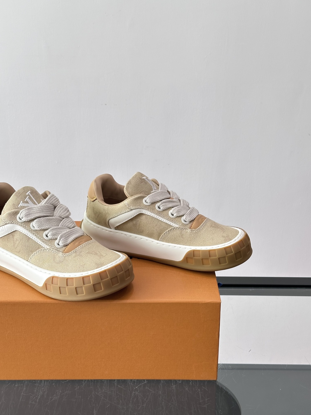 LV Tilted饼干鞋 👟LV Tilted饼干鞋是路易威登SS26春夏系列新品,采用绒面牛皮革,复古又时髦✨ LV Tilted饼干鞋 👟LV Tilted饼干鞋是路易威登SS26春夏系列新品,采用绒面牛皮革,复古又时髦✨