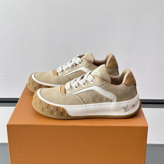 LV Tilted饼干鞋 👟LV Tilted饼干鞋是路易威登SS26春夏系列新品,采用绒面牛皮革,复古又时髦✨ LV Tilted饼干鞋 👟LV Tilted饼干鞋是路易威登SS26春夏系列新品,采用绒面牛皮革,复古又时髦✨