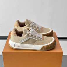 LV Tilted饼干鞋 👟LV Tilted饼干鞋是路易威登SS26春夏系列新品,采用绒面牛皮革,复古又时髦✨ LV Tilted饼干鞋 👟LV Tilted饼干鞋是路易威登SS26春夏系列新品,采用绒面牛皮革,复古又时髦✨