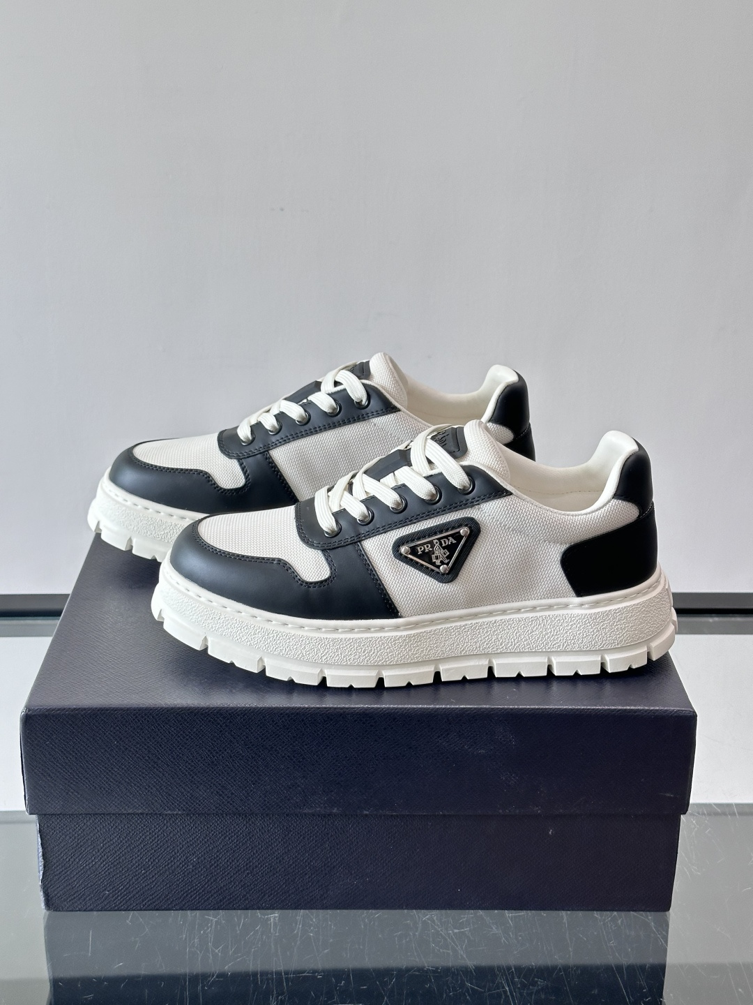 Prada男士休闲运动鞋,网布➕牛皮拼接,透气又有支撑力!白色线条勾勒轮廓,红色鞋带点缀,简约又有活力✨。厚橡胶鞋底,防 Prada男士休闲运动鞋,网布➕牛皮拼接,透气又有支撑力!白色线条勾勒轮廓,红色鞋带点缀,简约又有活力✨。厚橡胶鞋底,防