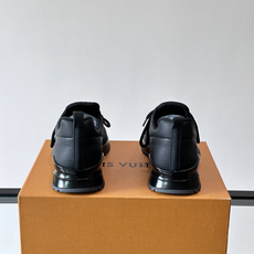 LV路易威登 男士休闲运动鞋 鞋面采用进口🔝品牌飞织面料彩印品牌图腾热切工艺、鞋舌;车缝品牌塑胶logo。内里帆布内里大 LV路易威登 男士休闲运动鞋 鞋面采用进口🔝品牌飞织面料彩印品牌图腾热切工艺、鞋舌;车缝品牌塑胶logo。内里帆布内里大