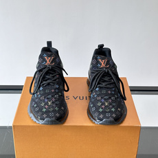 LV路易威登 男士休闲运动鞋 鞋面采用进口🔝品牌飞织面料彩印品牌图腾热切工艺、鞋舌;车缝品牌塑胶logo。内里帆布内里大 LV路易威登 男士休闲运动鞋 鞋面采用进口🔝品牌飞织面料彩印品牌图腾热切工艺、鞋舌;车缝品牌塑胶logo。内里帆布内里大