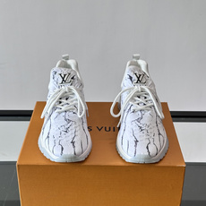 LV路易威登 男士休闲运动鞋 鞋面采用进口🔝品牌飞织面料彩印品牌图腾热切工艺、鞋舌;车缝品牌塑胶logo。内里帆布内里大 LV路易威登 男士休闲运动鞋 鞋面采用进口🔝品牌飞织面料彩印品牌图腾热切工艺、鞋舌;车缝品牌塑胶logo。内里帆布内里大