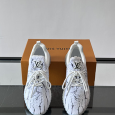 LV路易威登 男士休闲运动鞋 鞋面采用进口🔝品牌飞织面料彩印品牌图腾热切工艺、鞋舌;车缝品牌塑胶logo。内里帆布内里大 LV路易威登 男士休闲运动鞋 鞋面采用进口🔝品牌飞织面料彩印品牌图腾热切工艺、鞋舌;车缝品牌塑胶logo。内里帆布内里大