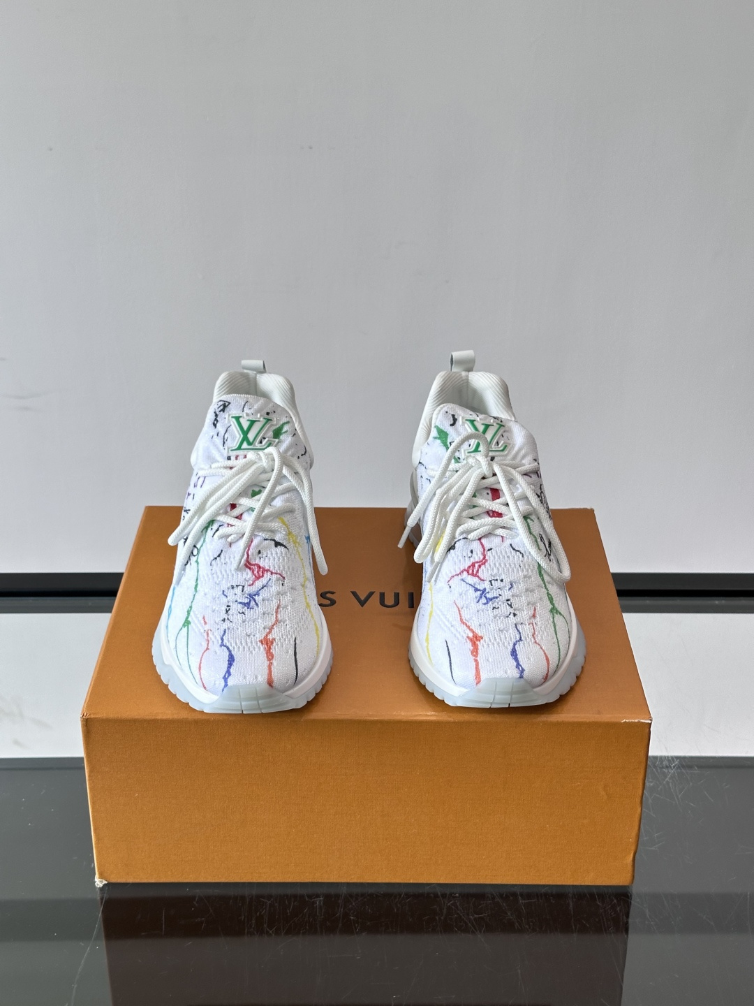 LV路易威登 男士休闲运动鞋 鞋面采用进口🔝品牌飞织面料彩印品牌图腾热切工艺、鞋舌;车缝品牌塑胶logo。内里帆布内里大 LV路易威登 男士休闲运动鞋 鞋面采用进口🔝品牌飞织面料彩印品牌图腾热切工艺、鞋舌;车缝品牌塑胶logo。内里帆布内里大