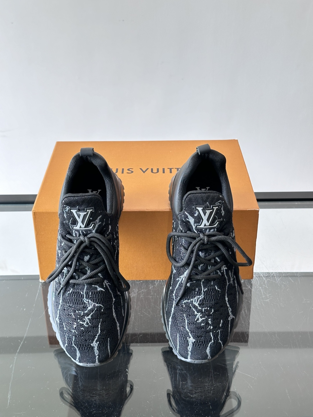 LV路易威登 男士休闲运动鞋 鞋面采用进口🔝品牌飞织面料彩印品牌图腾热切工艺、鞋舌;车缝品牌塑胶logo。内里帆布内里大 LV路易威登 男士休闲运动鞋 鞋面采用进口🔝品牌飞织面料彩印品牌图腾热切工艺、鞋舌;车缝品牌塑胶logo。内里帆布内里大