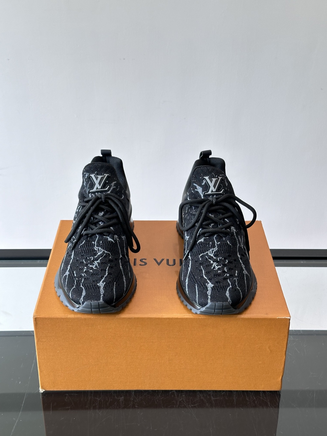 LV路易威登 男士休闲运动鞋 鞋面采用进口🔝品牌飞织面料彩印品牌图腾热切工艺、鞋舌;车缝品牌塑胶logo。内里帆布内里大 LV路易威登 男士休闲运动鞋 鞋面采用进口🔝品牌飞织面料彩印品牌图腾热切工艺、鞋舌;车缝品牌塑胶logo。内里帆布内里大